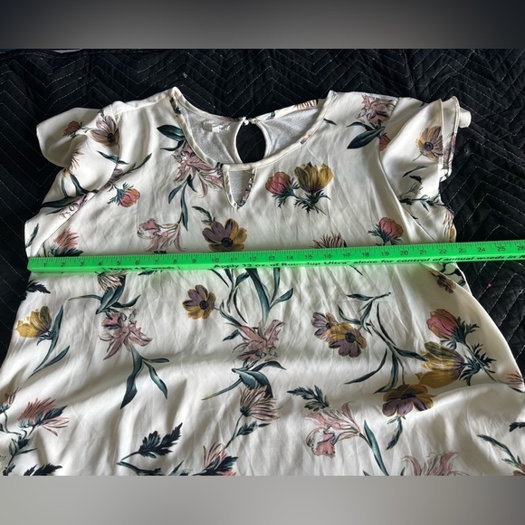 Maurice’s Plus Size 1 Blouse Cream, Floral, Ruffle - Picture 5 of 6